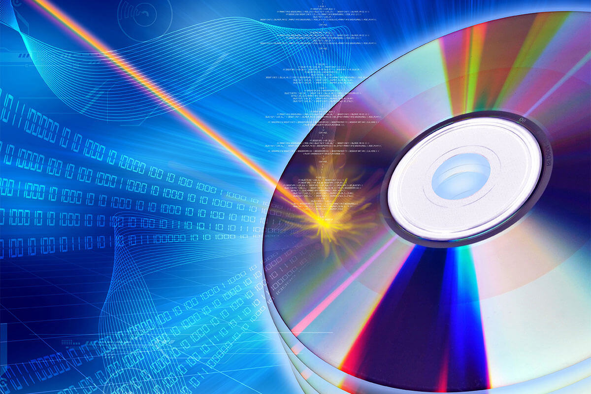 Laserstrahl schreibt Daten auf einen DVD-Rohling