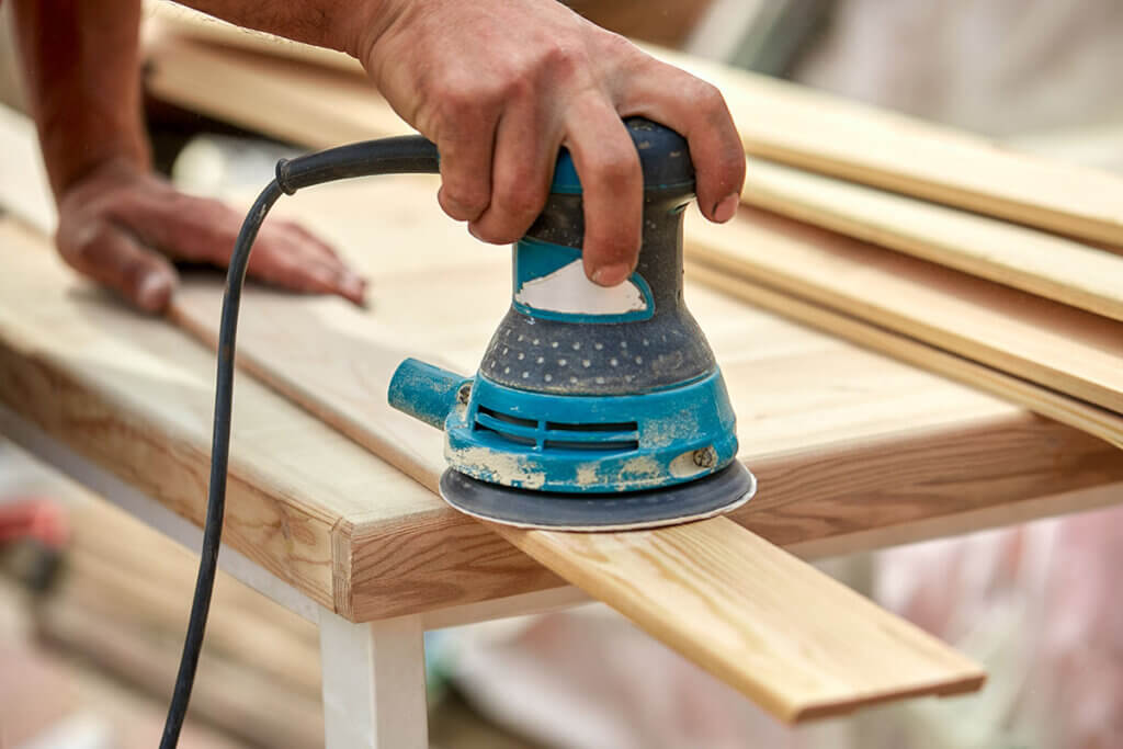 Holz mit dem Exzenterschleifer schleifen