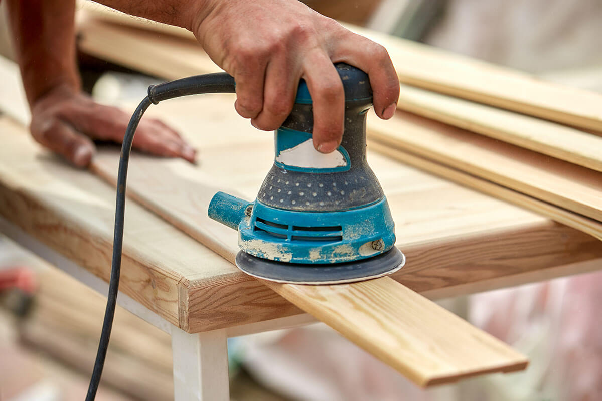 Exzenterschleifer Holz wird abgeschleift