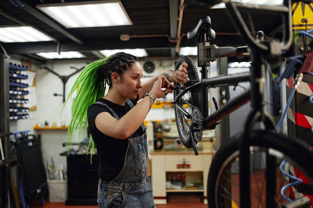 Fahrrad wird in Werkstatt repariert