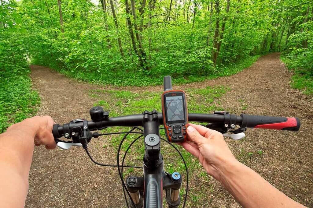 Fahrradfahrer vor Wegkreuzung im Wald