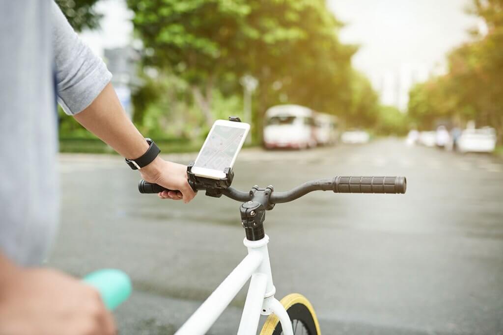 Smartphone mit Halterung an Fahrrad