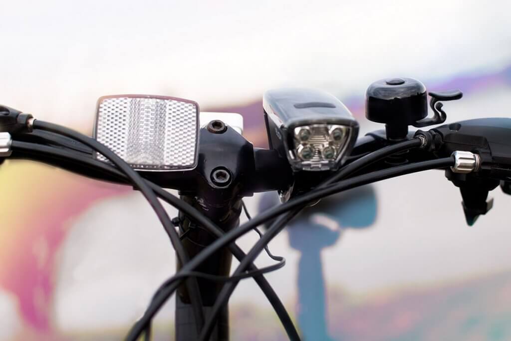 Ansteckbeleuchtung an Lenker eines Fahrrades