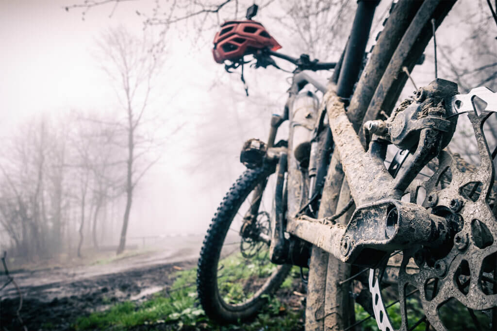 dreckiges Mountainbike im Wald