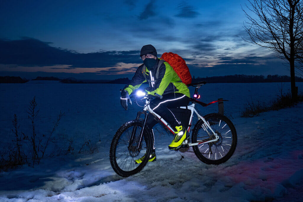 Mit dem Fahrrad im verschneiten Park unterwegs