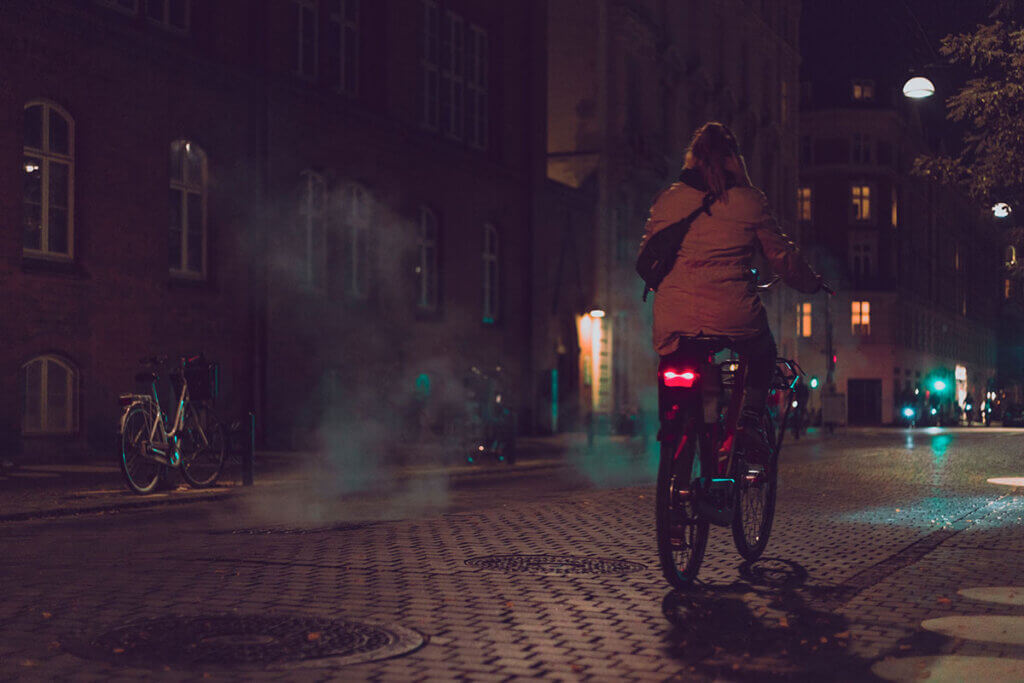 Im Dunkeln mit dem Fahrrad unterwegs