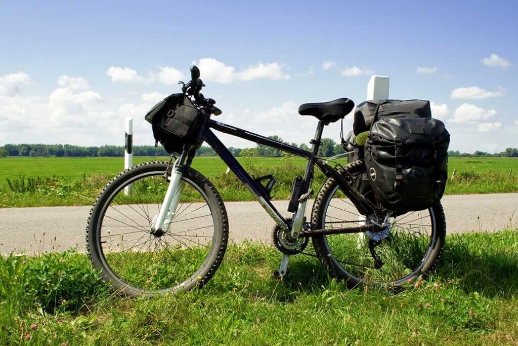 Fahrrad mit Tasche im Freien