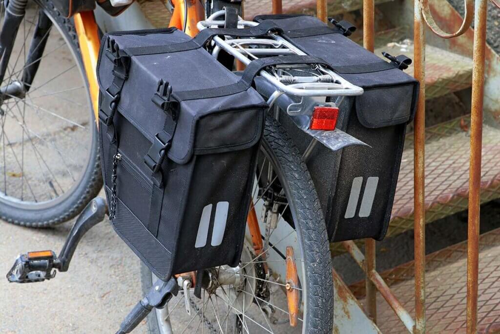 Fahrradtasche an Gepaecktraeger befestigt