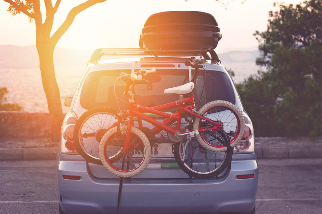 Familienauto mit Fahrradträger am Heck