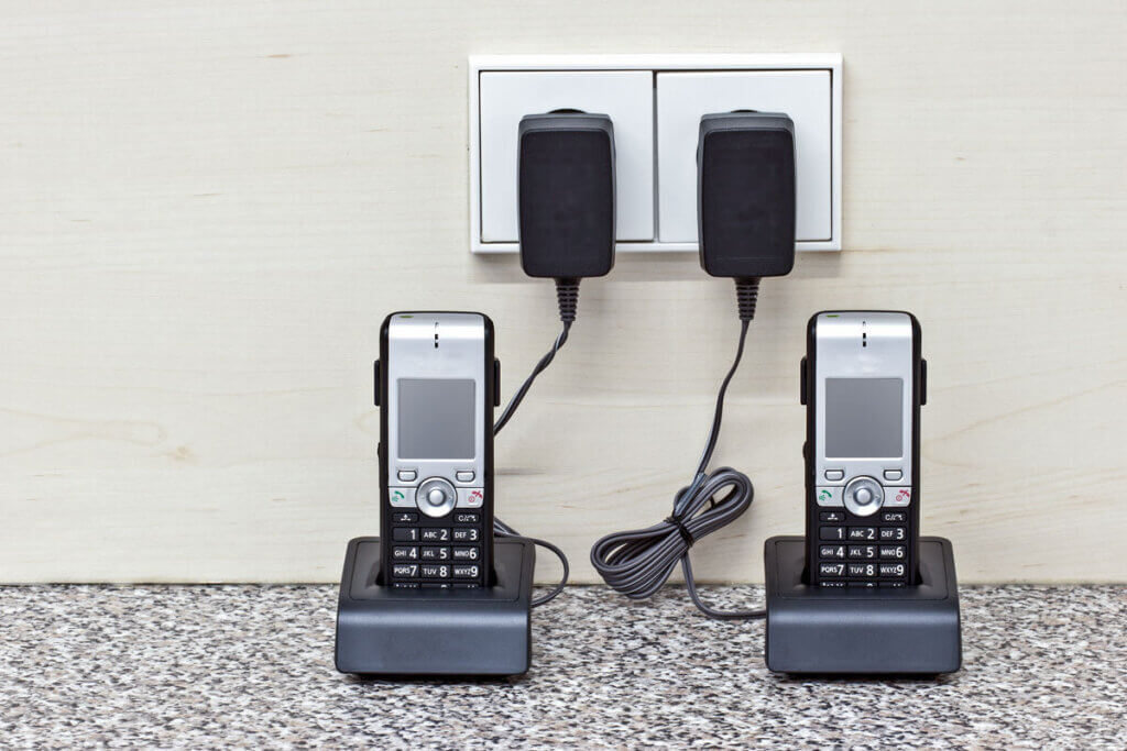 zwei schnurlose Telefone in ihrer Basis