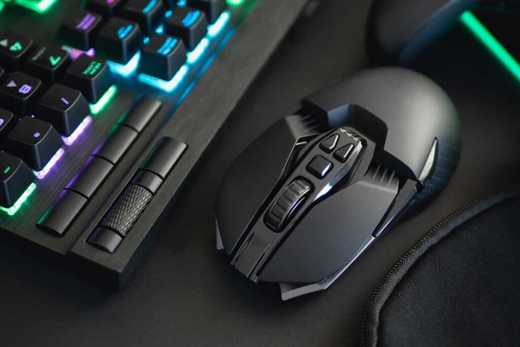 gaming maus neben tastatur