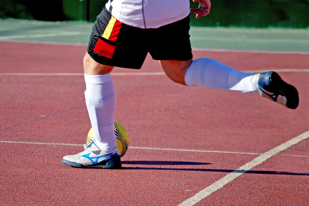 Fußballspieler spielt Indoor