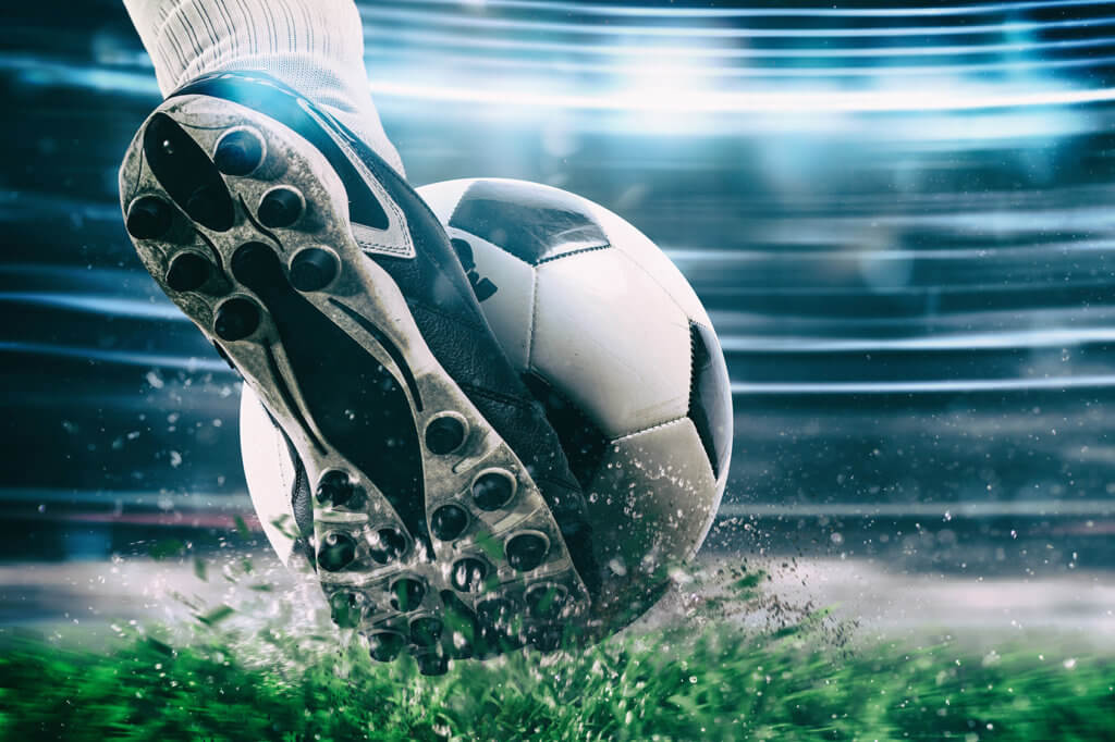 Fuß tritt gegen Ball