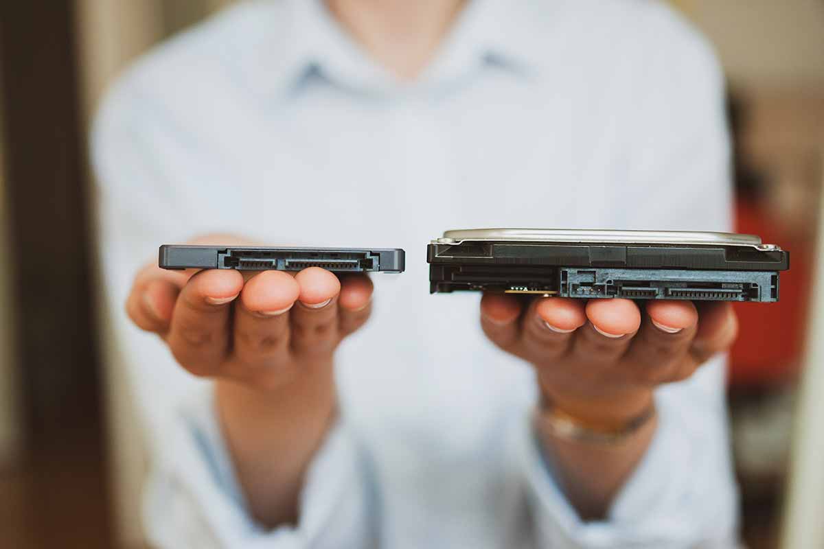Frau haelt SSD und HDD