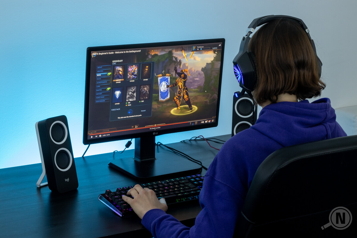 Frau zockt an Gaming-PC