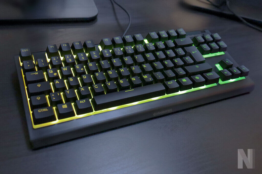 tastatur auf schreibtisch mit beleuchteten tasten