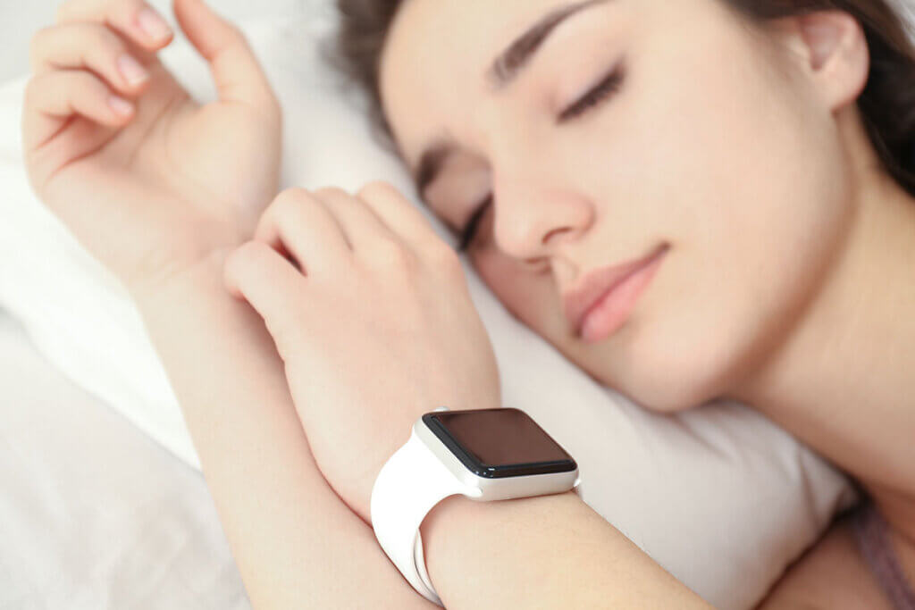 Schlafende Frau mit Smartwatch