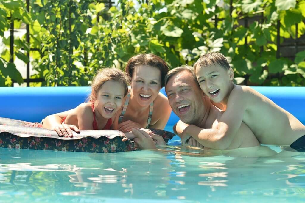 Familie schwimmt zusammen in Pool