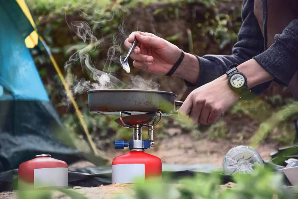 Fruehstueck wird am Gaskocher zubereitet