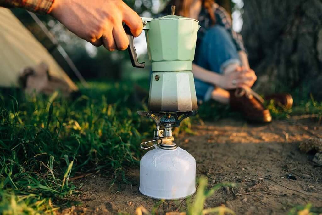 Gaskocher wird zur Zubereitung von Kaffee genutzt