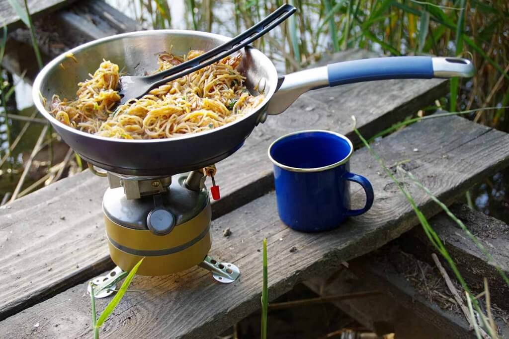 Aufsatz-Gaskocher mit grosser Pfanne und Spaghetti