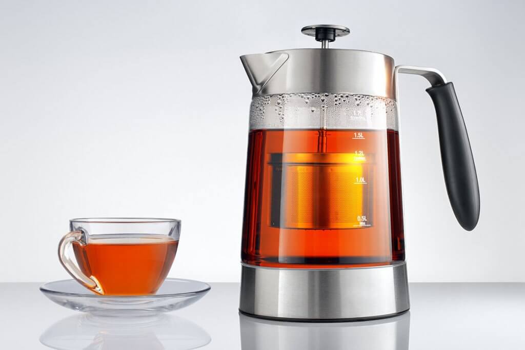 Glaswasserkocher mit Teesieb und Tasse