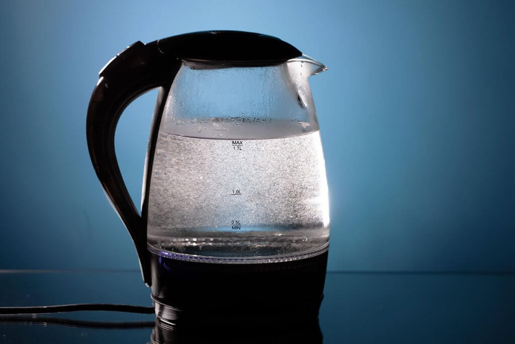 Glaswasserkocher mit dunkelblauem Hintergrund
