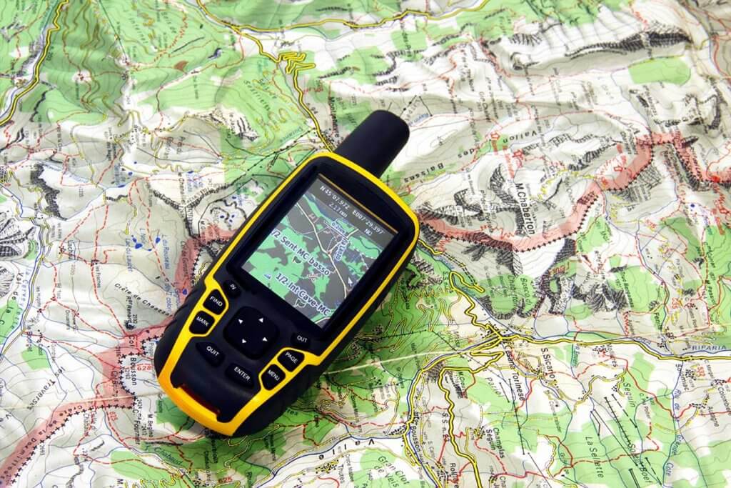 GPS-Geraet auf Karte