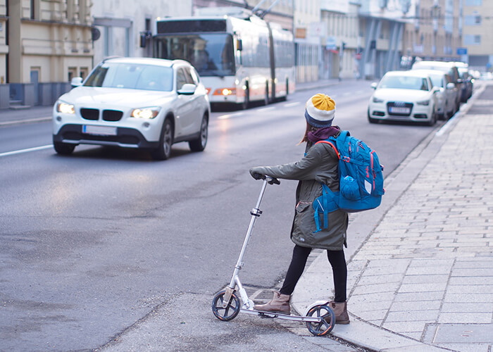 Kind wartet an der Straße