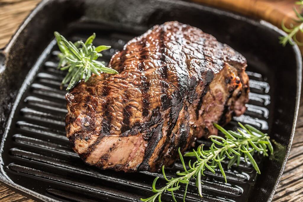 perfekt gegrilltes steak in grillpfanne