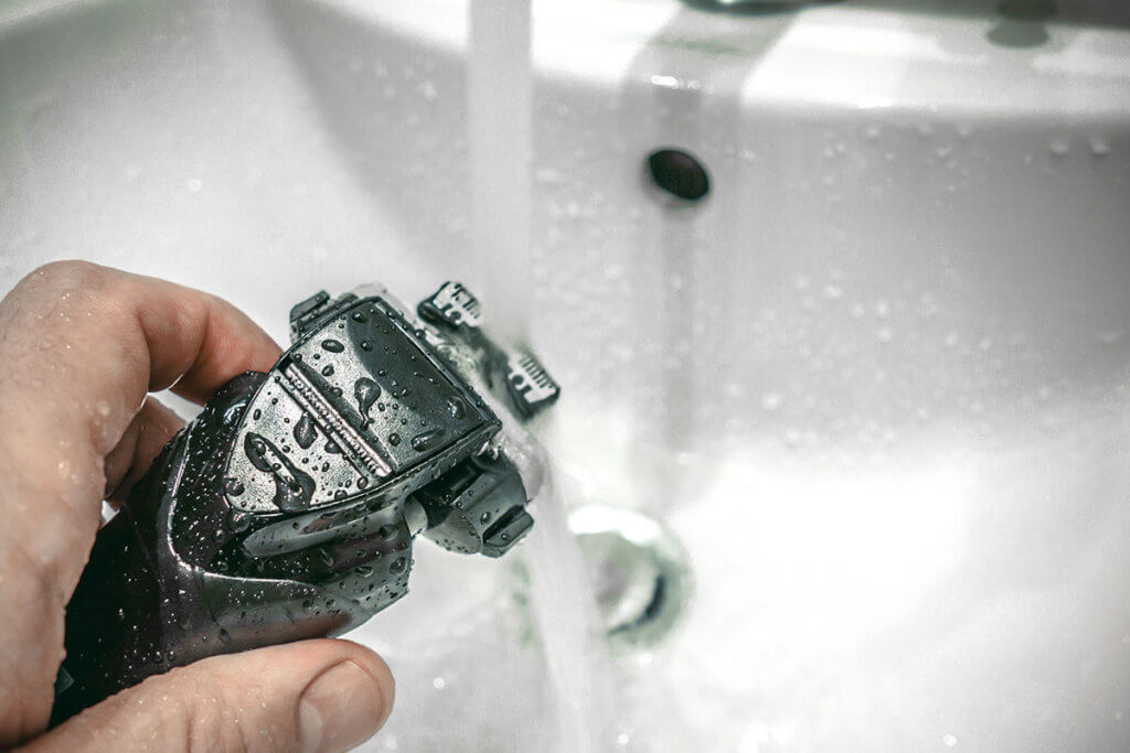 Haarschneider wird unter Wasser gereinigt