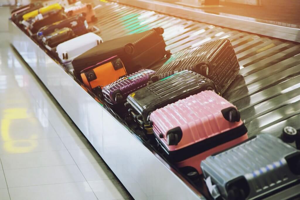 Koffer auf Ausgabeband an Flughafen