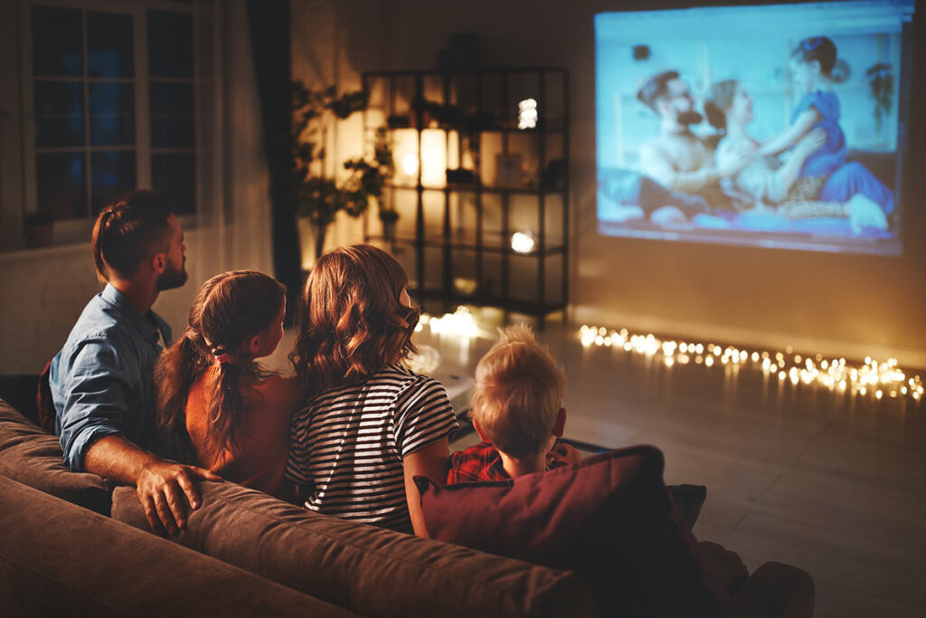 Familie auf Sofa macht Filmeabend