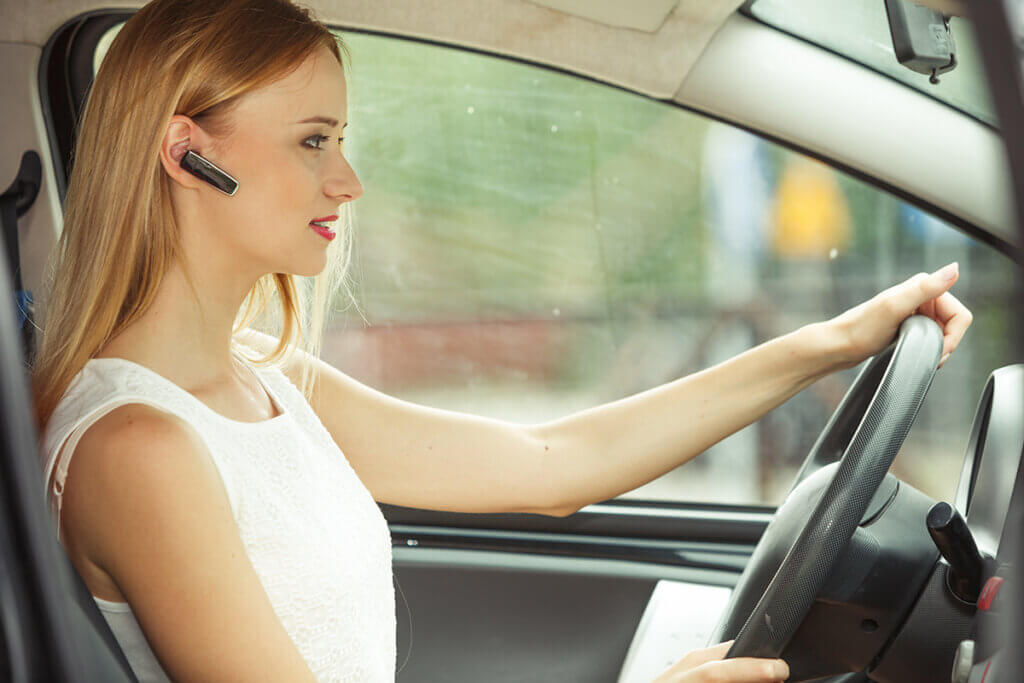 Frau mit Headset im Auto