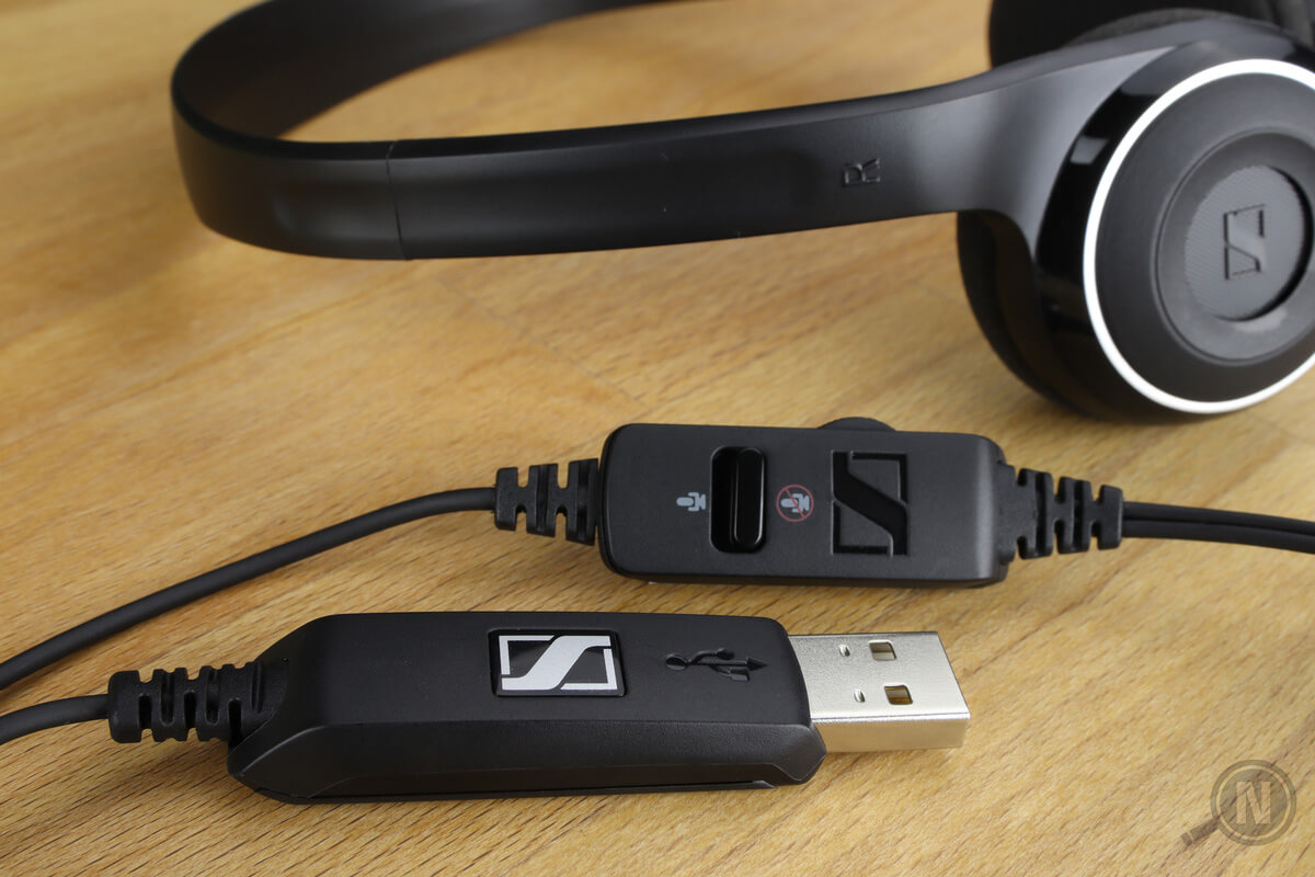 Headset mit Fernsteuerung und USB-Anschluss auf Holztisch