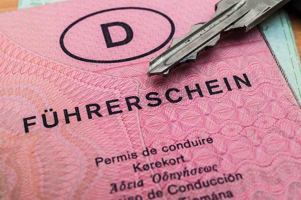 alter Führerschein mit Schlüssel