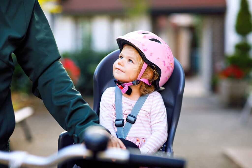 Kind im Fahrradsitz