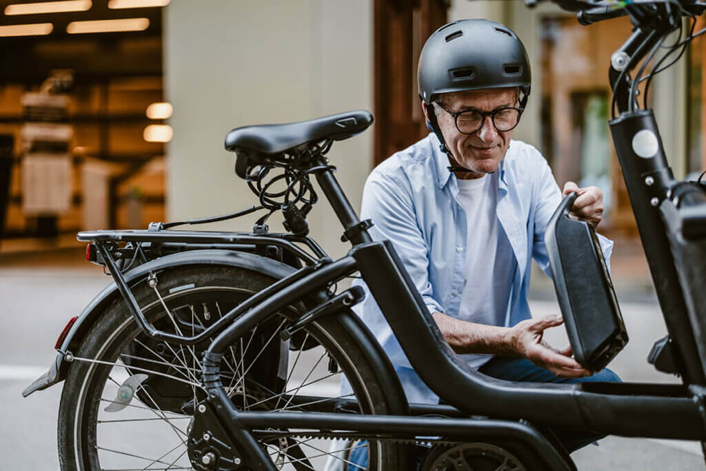 herren_e_bike-mann_setzt_akku_ein