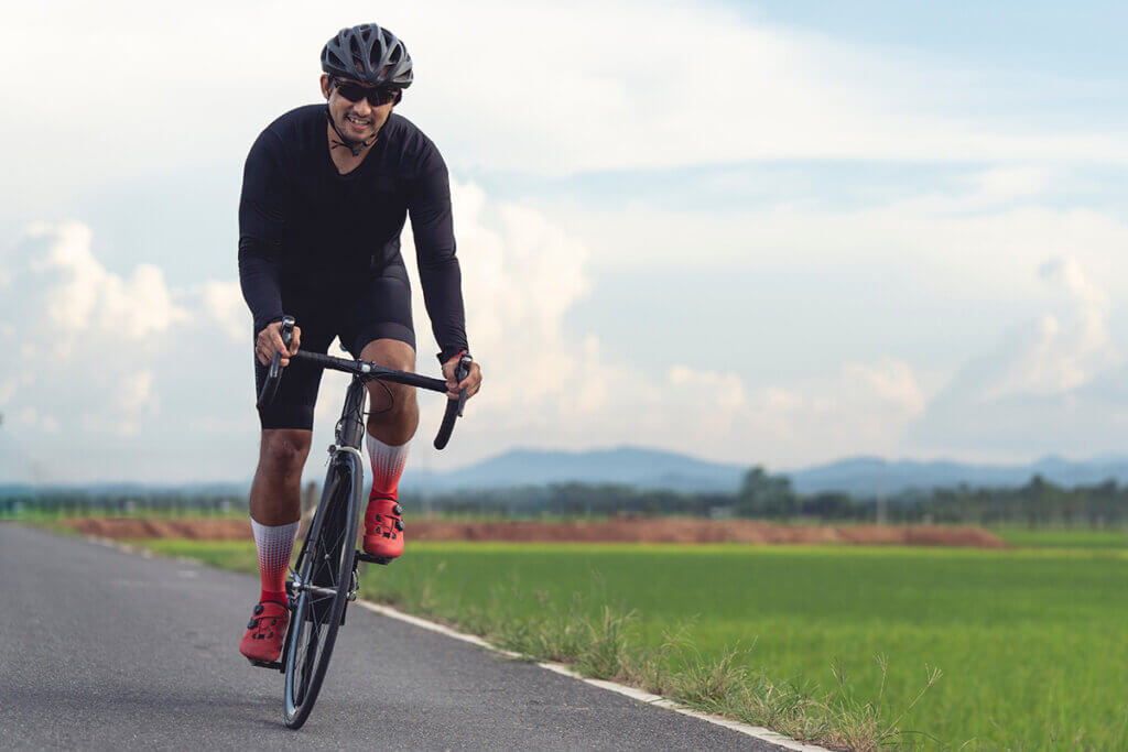 Radfahrer mit Helm auf der Straße