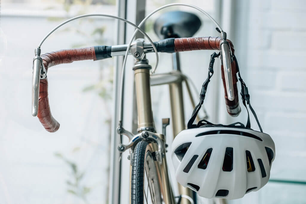 Fahrradhelm am Lenker eines Rennrads