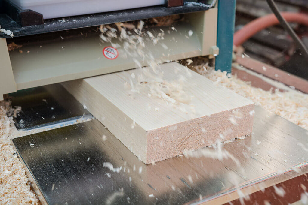 holz wird geholbelt close-up durchlass