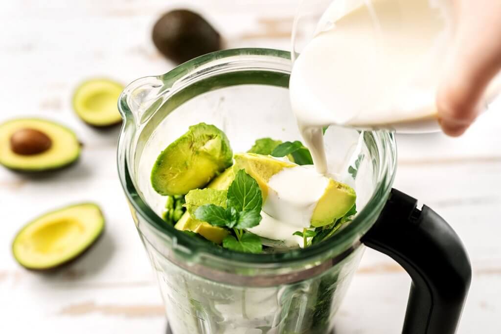 Gesunder Smoothie mit Avocado