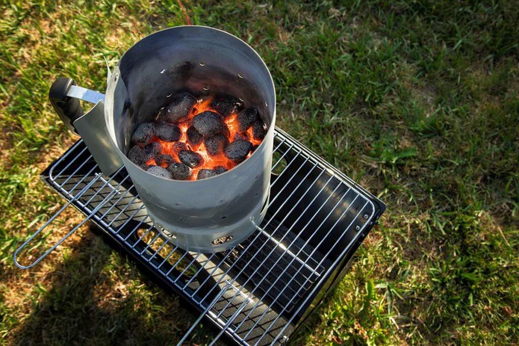 Anzündkamin brennt auf Grill