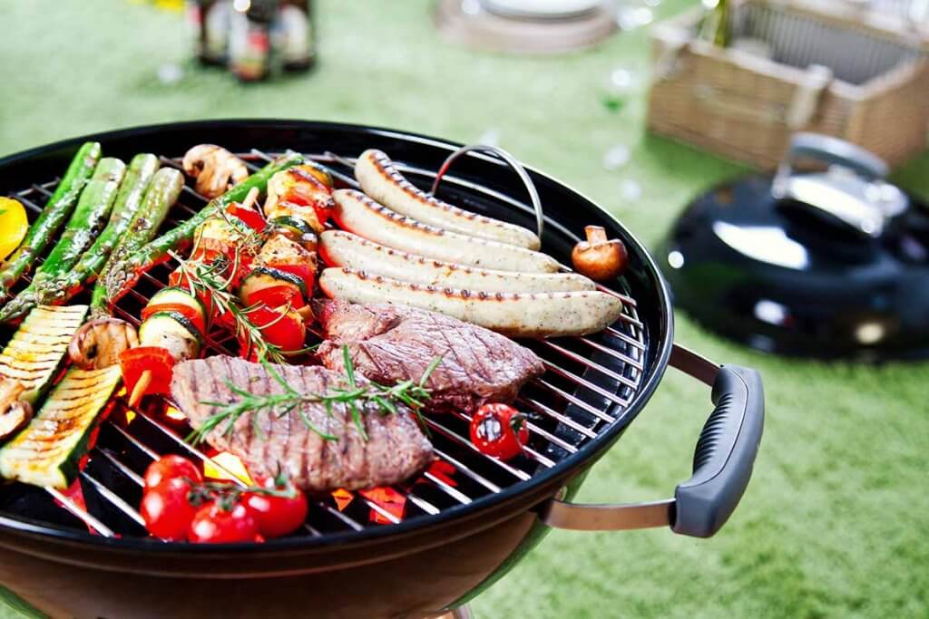 Fleisch und Gemüse auf Holzkohlegrill