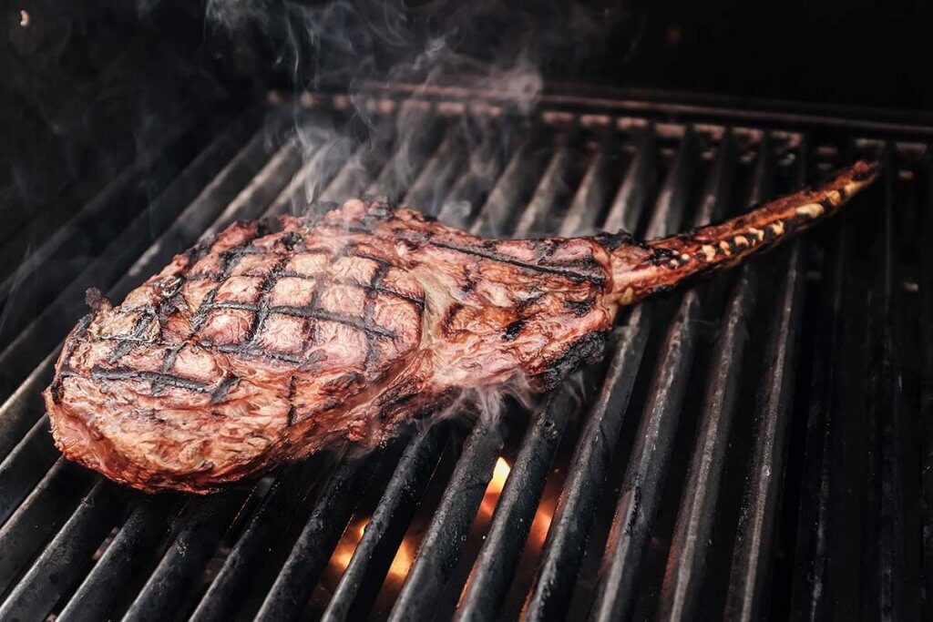 Steak wird auf Grill gebraten