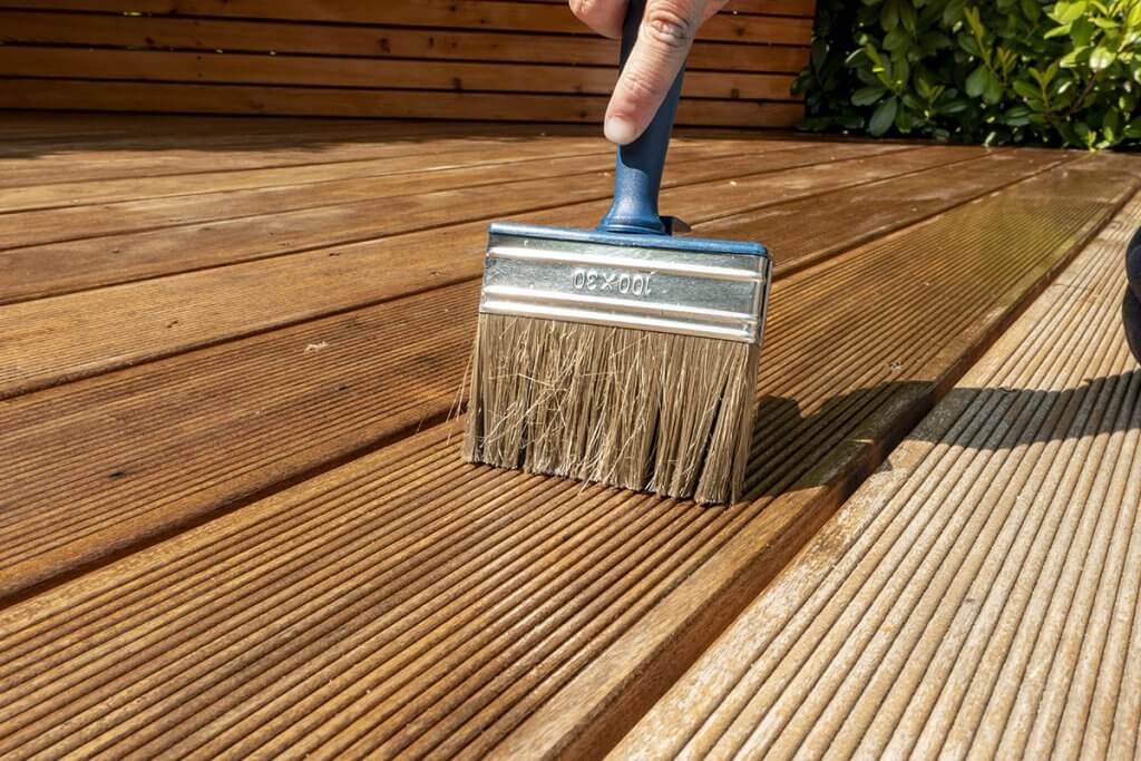 Hoelzerne Terrasse wird lasiert