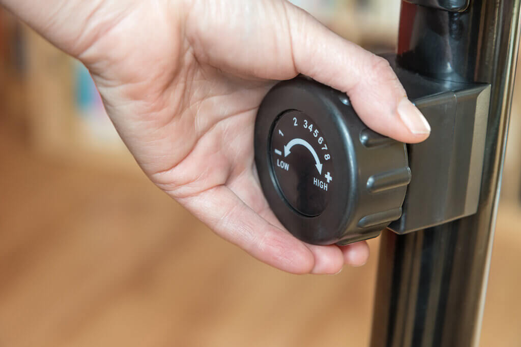 Hand beim Einstellen von Indoor-Bike