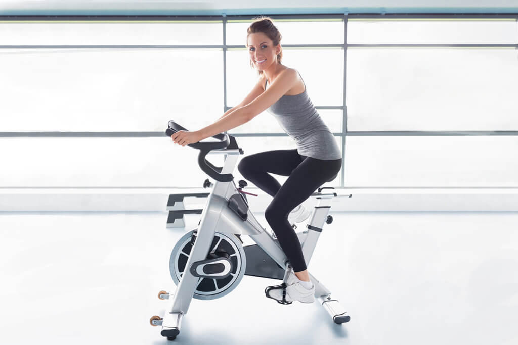 Frau trainiert auf Indoor Bike