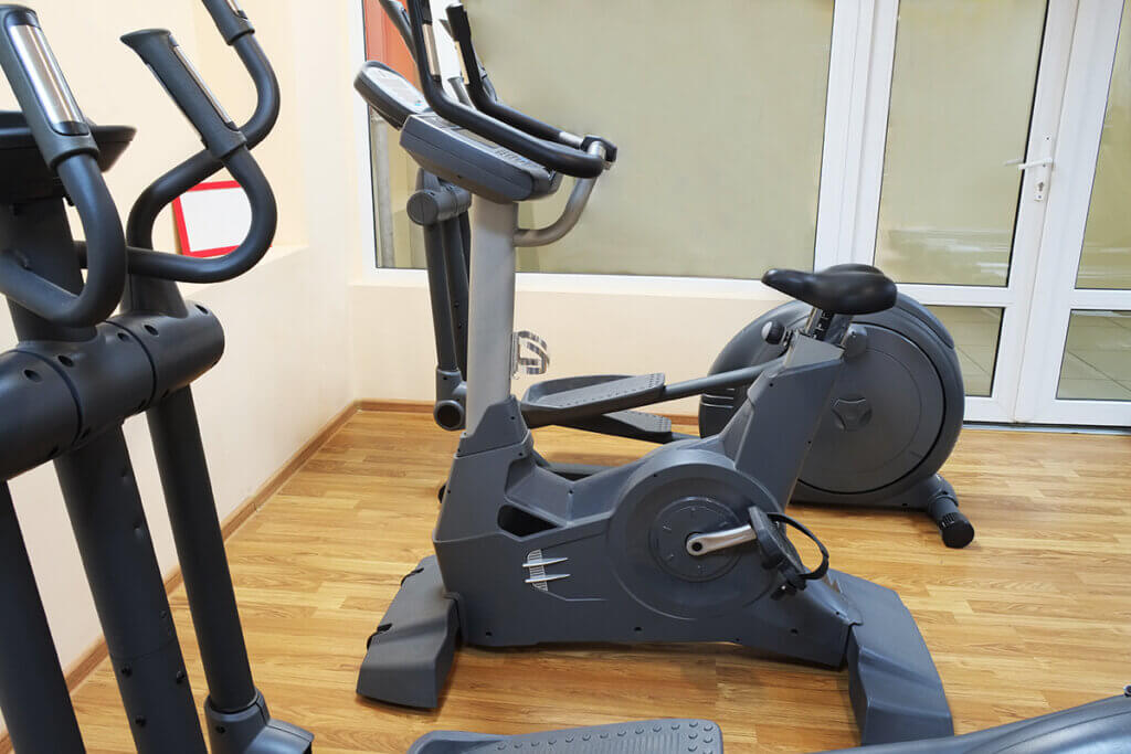 Indoor-Bikes im Trainingszimmer