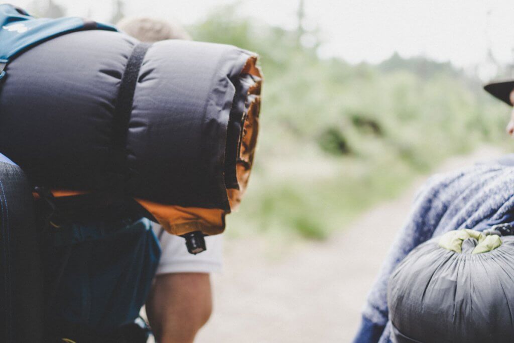 aufblasbare Isomatte an einem Rucksack befestigt